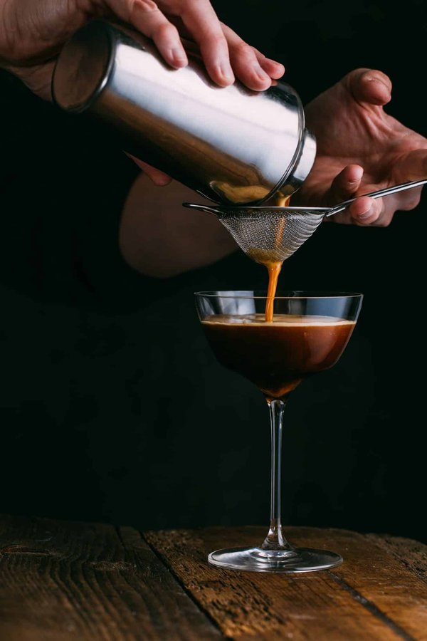 Comment développer une carte de cocktails inspirés des saveurs locales pour un bar à cocktails?